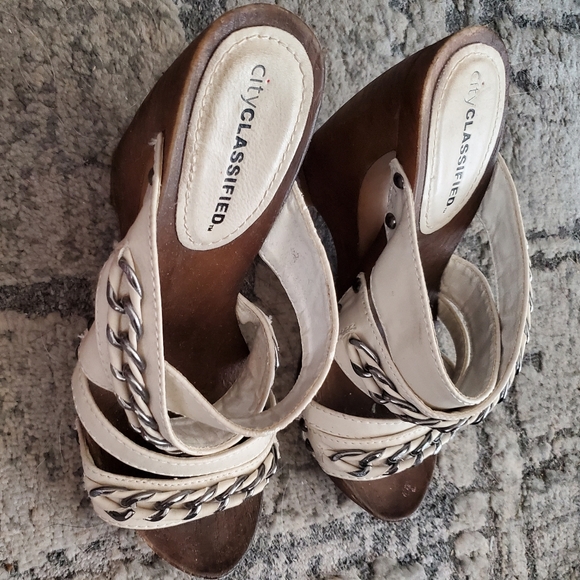 White Wedge Open Sandals - Picture 4 of 6